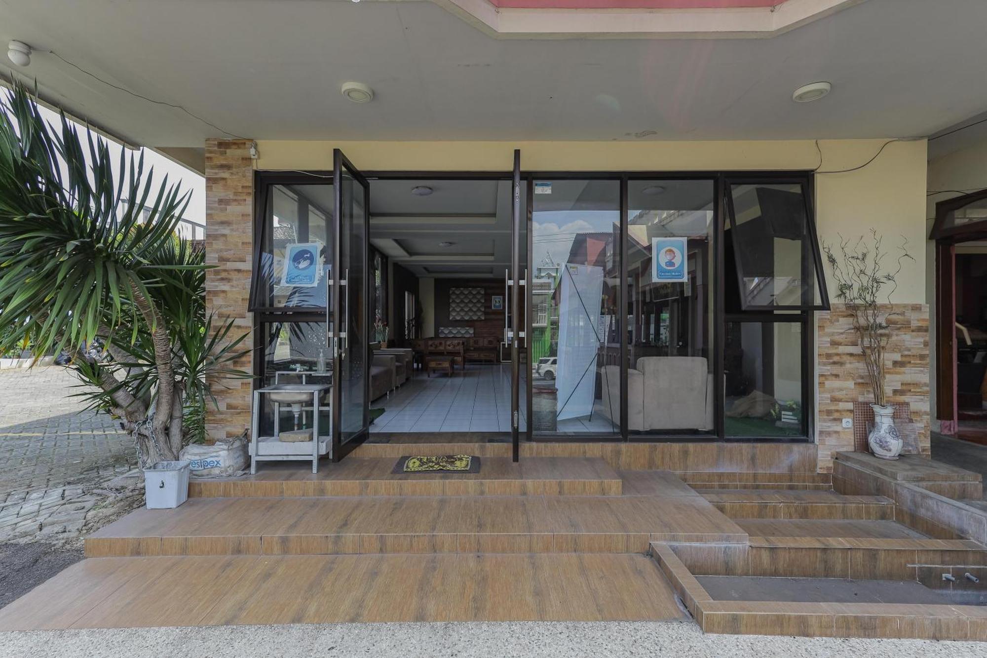 Oyo Bunga Matahari Guest House And Hotel Batu  Ngoại thất bức ảnh